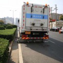 兩臺(tái)重型道路污染清除車亮相鄭州，路面像新鋪的