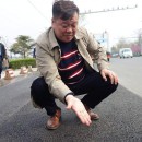 它在馬路上一趟，用手使勁摸地手都不臟